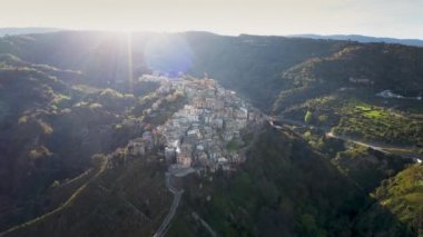 Badolato 'nun antik dağ köyü. Calabria İtalya