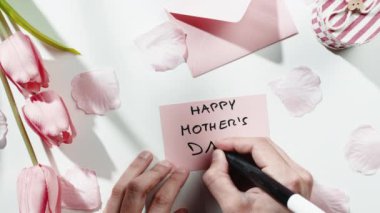 Pembe arka planda mutlu anneler günü 