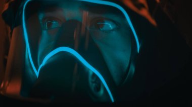 Gecenin karanlığında gaz maskeli itfaiyeci. 