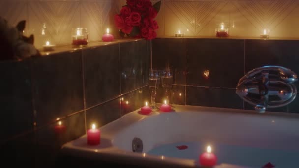 Baignoire avec atmosphère romantique et bougies parfumées — Video