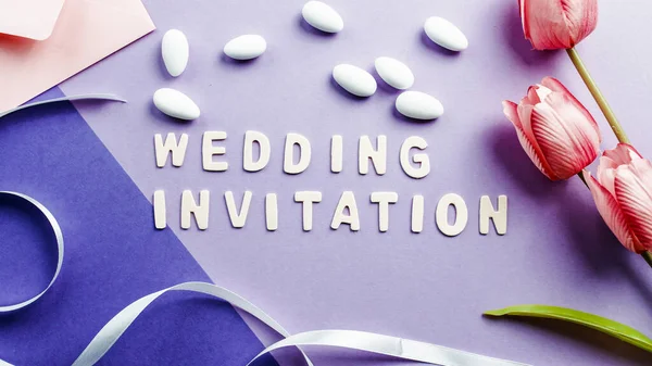 Bruiloft uitnodiging brief tekst op paarse achtergrond — Stockfoto