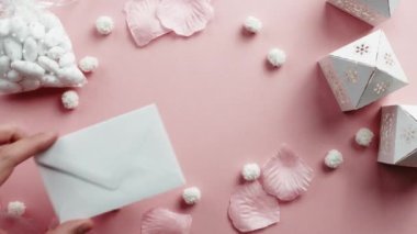 Pembe arka planda düğün mektubu 