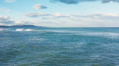 Güçlü deniz dalgalarının rahatlatıcı görüntüsü