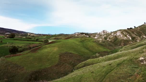 Zelené obdělávané kopce Itálie. Letecký pohled — Stock video