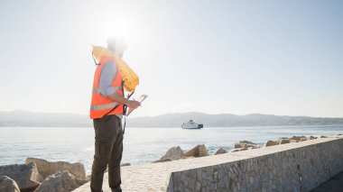 Mühendis not alıyor.