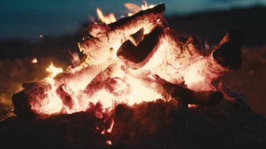 Kumsalda kamp ateşi yakın. 