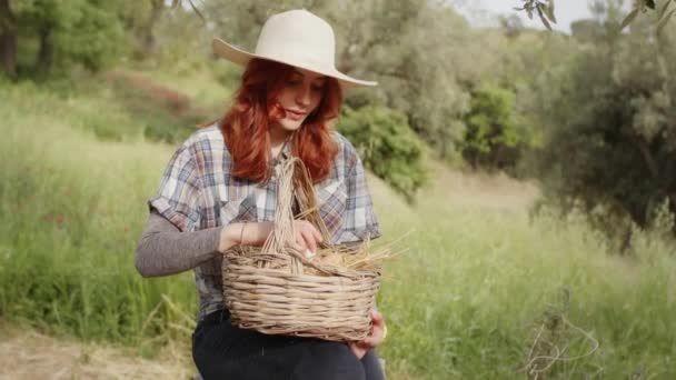 Girl with basket full of chicken eggs — Vídeo de stock