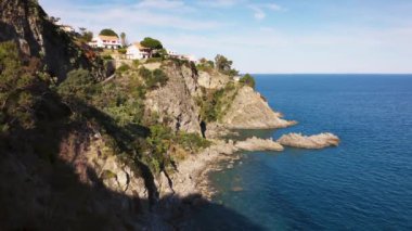 Okyanusa bakan Catanzaro kayalığı 