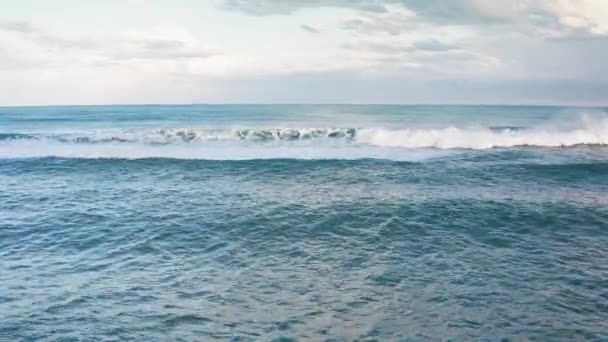 Silné mořské vlny. Letecký pohled — Stock video