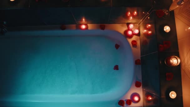 Bathtub with candles in romantic atmosphere — Video