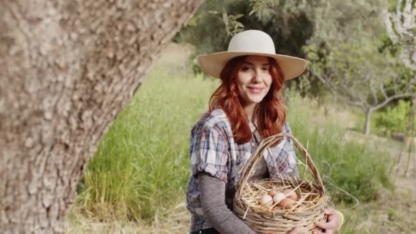 Girl with basket full of chicken eggs — Vídeo de stock