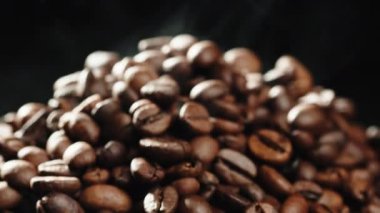 Kavrulmuş kahveyi yakından çek. 