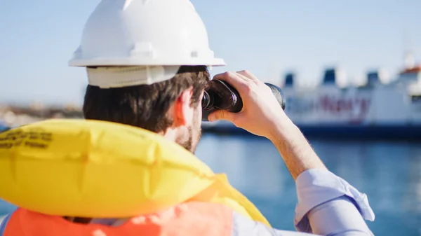 Beyaz kask takan mühendis. Yakın plan.