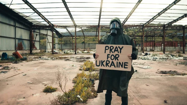 Soldier holds in hand cardboard with inscription pray for Ukraine — Stock fotografie