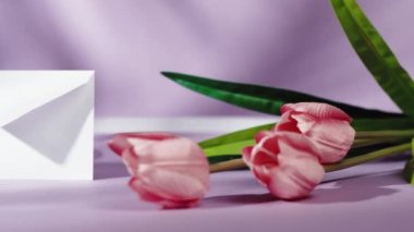 Mor arkaplanda düğün davetiyesi