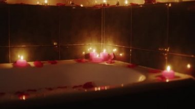 Romantik atmosferde mumlarla dolu küvet