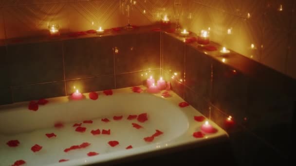 Bathtub with candles in romantic atmosphere — ストック動画