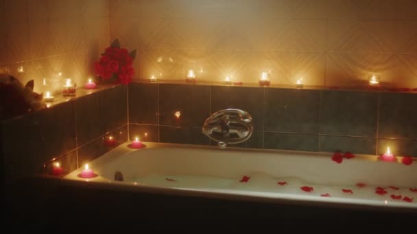Vasca da bagno con candele in atmosfera romantica — Video Stock