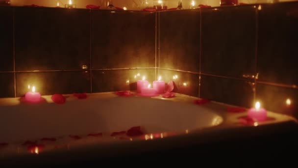 Ванна со свечами в романтической атмосфере — стоковое видео