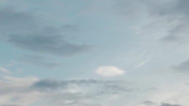 Yumuşak Bulutlar Mavi gökyüzünde zaman doluyor