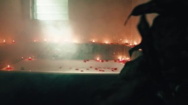 Romantik atmosferde mumlarla dolu küvet