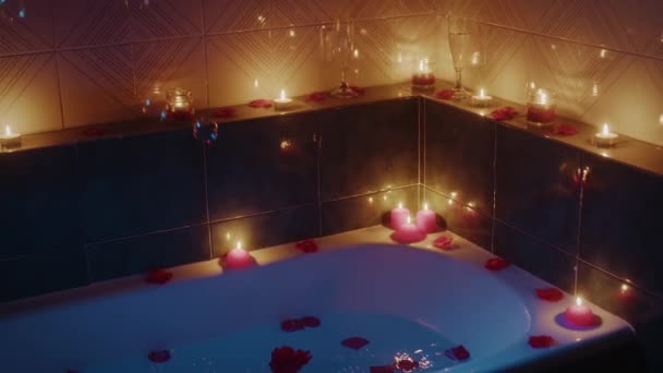 Romantic bathtub atmosphere with candles and soap bubbles — Stock videók