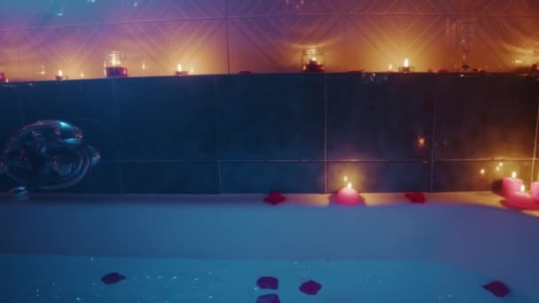 Romantyczna atmosfera wanny ze świecami i bańkami mydlanymi — Wideo stockowe