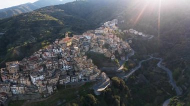 Badolato 'nun antik dağ köyü. Calabria İtalya