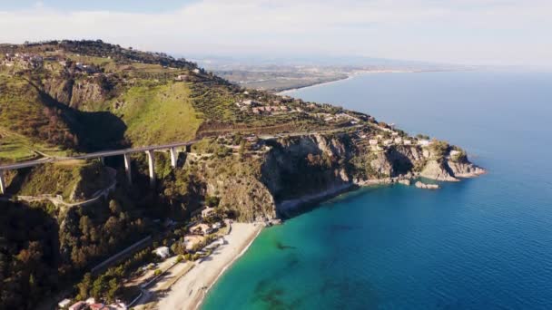 Αεροφωτογραφία του βράχου με θέα τον ωκεανό. — Αρχείο Βίντεο