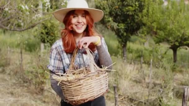 Girl with basket full of chicken eggs — Vídeo de stock