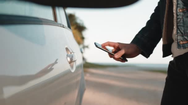 Autotür mit Smartphone öffnen — Stockvideo