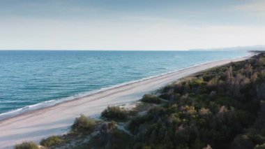 Issız beyaz plaj. Hava görünümü 