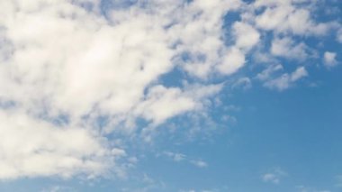 Mavi gökyüzünde bulutlar zaman atlamalı