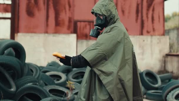 Geiger sayacıyla yürüyen ordu — Stok video