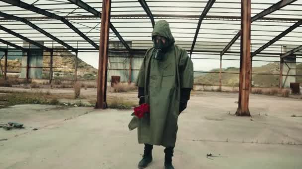 Katona feküdt a földön egy csokor vörös rózsa — Stock videók