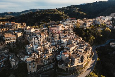 Badolato 'nun antik dağ köyü. Calabria İtalya