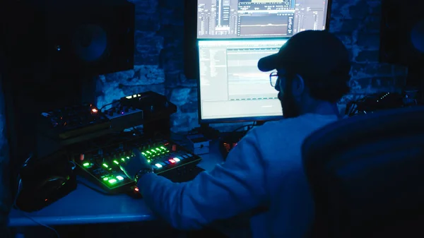 Recording studio of music producer at night — Stockfoto