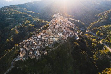 Badolato 'nun antik dağ köyü. Calabria İtalya