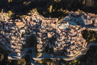 Badolato 'nun antik dağ köyü. Calabria İtalya