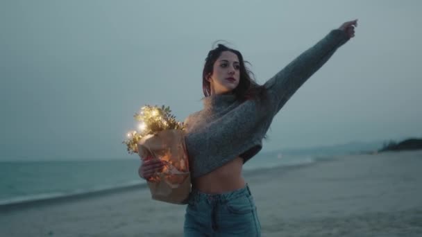 Chica feliz en la playa hace que el cambio de baile — Vídeo de stock