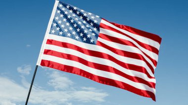 Rüzgarda sallanan Amerikan bayrağı 