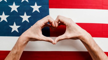 Amerikan bayrağında el ele tutuşun
