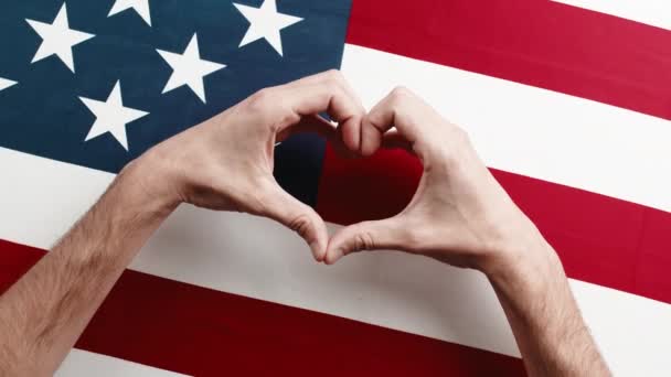 在美国国旗上以心形手挽手 — 图库视频影像