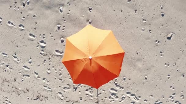Beach umbrella on white sand — Vídeos de Stock