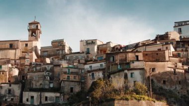 Badolato 'nun antik dağ köyü. Calabria İtalya