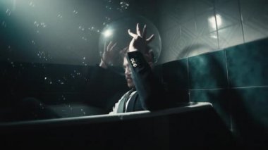 sabun köpüğüne sarılmış depresif bir adam