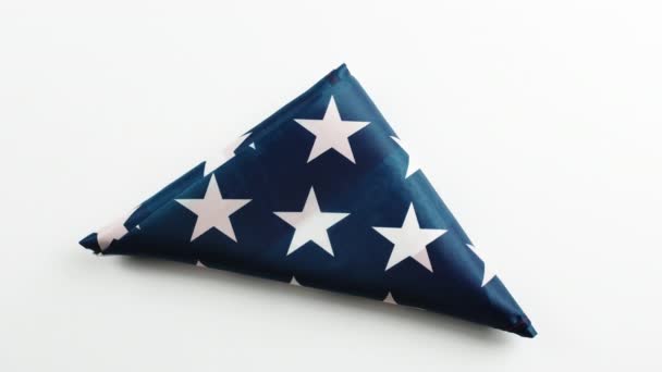 Dia da memória. Bandeira americana dobrada em um triângulo. — Vídeo de Stock