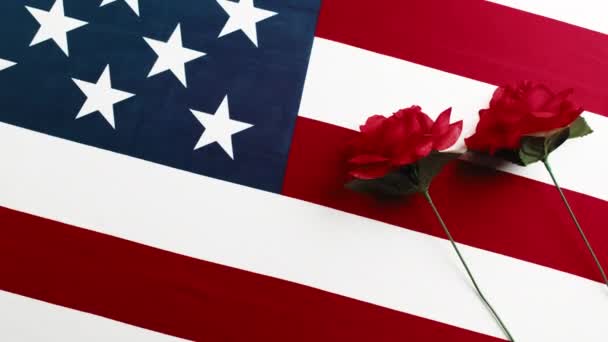 Bandera americana con rosas rojas — Vídeos de Stock