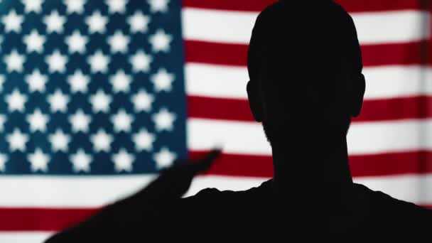 Американський ветеран віддає честь. Закрийте силует. — стокове відео