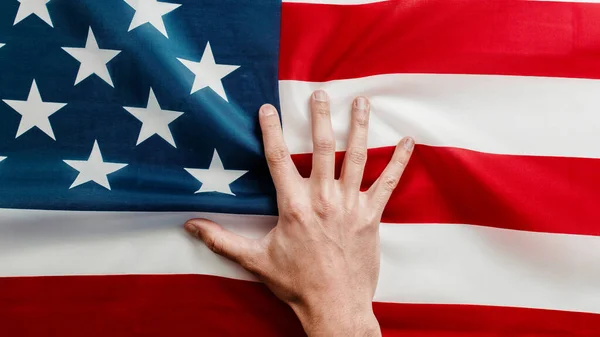 Eller Amerikan bayrağında. Yaklaş. — Stok fotoğraf